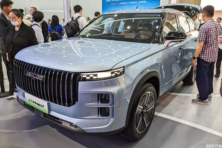 Hãng Chery đã xác nhận Jaecoo 7 sẽ bán tại Việt Nam ngay trong năm nay với phiên bản Plug-in Hybrid (PHEV). Jaecoo là thương hiệu con thuộc Chery, do đó không quá bất ngờ khi Jaecoo J7 có nhiều nét tương đồng với Chery TJ-1.