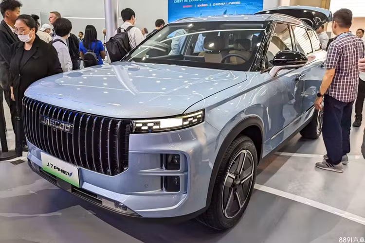 Hãng Chery đã xác nhận Jaecoo 7 sẽ bán tại Việt Nam ngay trong năm nay với phiên bản Plug-in Hybrid (PHEV). Jaecoo là thương hiệu con thuộc Chery, do đó không quá bất ngờ khi Jaecoo J7 có nhiều nét tương đồng với Chery TJ-1.