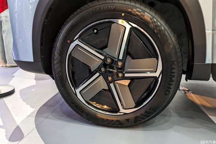 Đối với những người quan tâm đến tính thực dụng thì Jaecoo 7 có sức kéo tối đa 1.300 kg, tải trọng mui xe là 75 kg và dung tích khoang hành lý là 412 lít. Về thiết kế, đầu xe được tạo hình vuông vức, cứng cáp với lưới tản nhiệt lớn, điểm xuyết bởi nhiều thanh nan xếp dọc, nối liền cụm đèn trước dễ liên tưởng đến xe Land Rover.