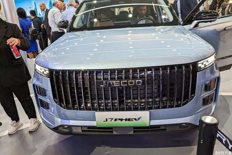 Jaecoo J7 và Chery TJ-1 sử dụng chung thiết kế, nền tảng và chỉ khác một số chi tiết. Jaecoo J7 sở hữu kích thước Dài x Rộng x Cao lần lượt là 4.538 x 1.898 x 1.680 mm, trục cơ sở dài 2.672mm. Xe có góc tiếp cận đạt 21 độ và góc thoát đạt 29 độ.