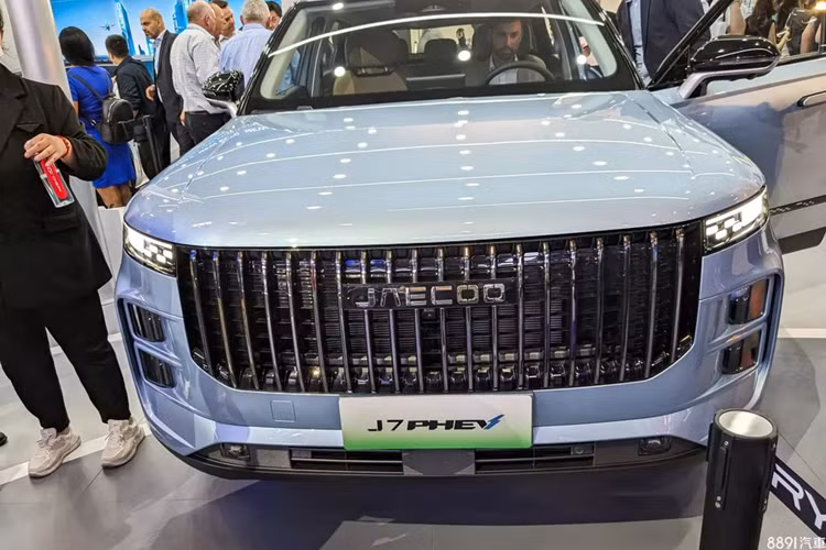 Jaecoo J7 và Chery TJ-1 sử dụng chung thiết kế, nền tảng và chỉ khác một số chi tiết. Jaecoo J7 sở hữu kích thước Dài x Rộng x Cao lần lượt là 4.538 x 1.898 x 1.680 mm, trục cơ sở dài 2.672mm. Xe có góc tiếp cận đạt 21 độ và góc thoát đạt 29 độ.