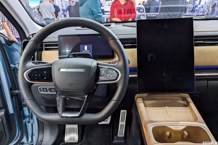 Phần đuôi của Jaecoo J7 có cánh lướt gió lớn tích hợp đèn phanh trên cao, dải đèn LED chạy ngang, mang lại sự liền mạch và hiện đại cho tổng thể xe. Cặp đèn hậu LED được thiết kế với các hình con thoi, bố trí một cách khoa học và gọn gàng. Cuối cùng, logo của thương hiệu được đặt chìm vào phía sau, tạo nên điểm nhấn ấn tượng.