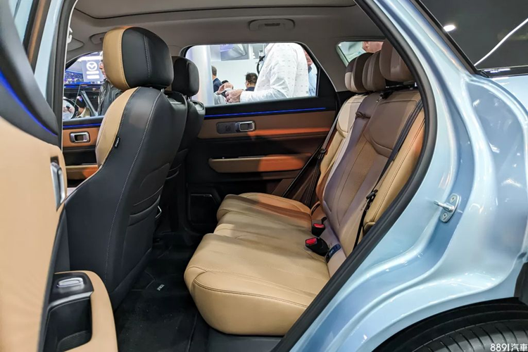 Ngoài ra, nội thất trong xe đều được bọc da cao cấp, ở hàng ghế sau xe có cửa gió điều hòa riêng và hai cổng sạc USB. Đặc biệt, Jaecoo J7 còn được trang bị kính 2 lớp, cho khả năng cách âm tốt hơn, đây là một điểm cộng lớn của mẫu SUV đến từ thương hiệu Trung Quốc.