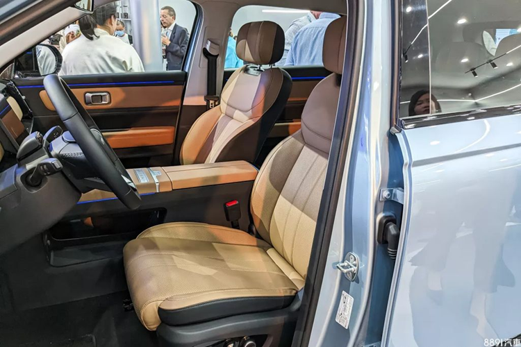 Về nội thất, khoang cabin của xe được thiết kế rộng rãi với 5 chỗ ngồi. Xe sở hữu các trang bị tiện ích hiện đại, tiên tiến như: vô lăng vát đáy thể thao, bảng đồng hồ kỹ thuật số cỡ lớn và màn hình cảm ứng trung tâm 14,8 inch nằm dọc trên mặt táp-lô, cụm đồng hồ dạng màn hình kỹ thuật số, cần số điện tử, cửa sổ trời toàn cảnh, sạc không dây, khởi động nút bấm hay khe rút giấy ăn…