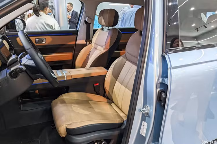 Về nội thất, khoang cabin của xe được thiết kế rộng rãi với 5 chỗ ngồi. Xe sở hữu các trang bị tiện ích hiện đại, tiên tiến như: vô lăng vát đáy thể thao, bảng đồng hồ kỹ thuật số cỡ lớn và màn hình cảm ứng trung tâm 14,8 inch nằm dọc trên mặt táp-lô, cụm đồng hồ dạng màn hình kỹ thuật số, cần số điện tử, cửa sổ trời toàn cảnh, sạc không dây, khởi động nút bấm hay khe rút giấy ăn…