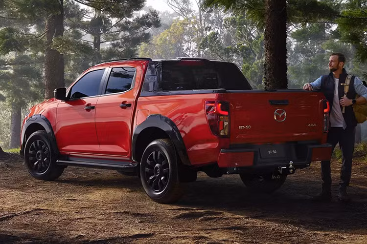 Hiện chưa rõ giá xe Mazda BT-50 2025 tại Thái Lan và liệu mẫu xe bán tải này có quay trở lại thị trường Việt Nam hay không. Từ hồi tháng 5/2024, BT-50 đã lặng lẽ biến mất khỏi danh mục sản phẩm của Mazda Việt Nam. Đến thời điểm hiện tại, Mazda vẫn chưa giải thích lý do vì sao ngừng bán mẫu xe bán tải này ở Việt Nam.