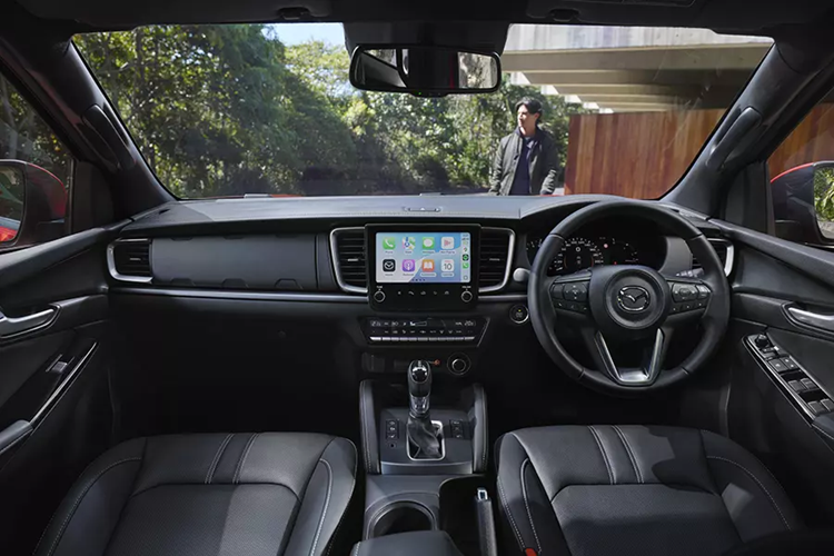 Tương tự ngoại thất, nội thất của xe cũng chỉ được cải tiến nhẹ ở màn hình cảm ứng trung tâm, bảng đồng hồ và chất liệu bọc ghế. Ở bản cao cấp, màn hình thông tin giải trí của xe có kích thước 9 inch, hỗ trợ kết nối Apple CarPlay và Android Auto không dây nhờ phần mềm mới, tương tự Isuzu D-Max.