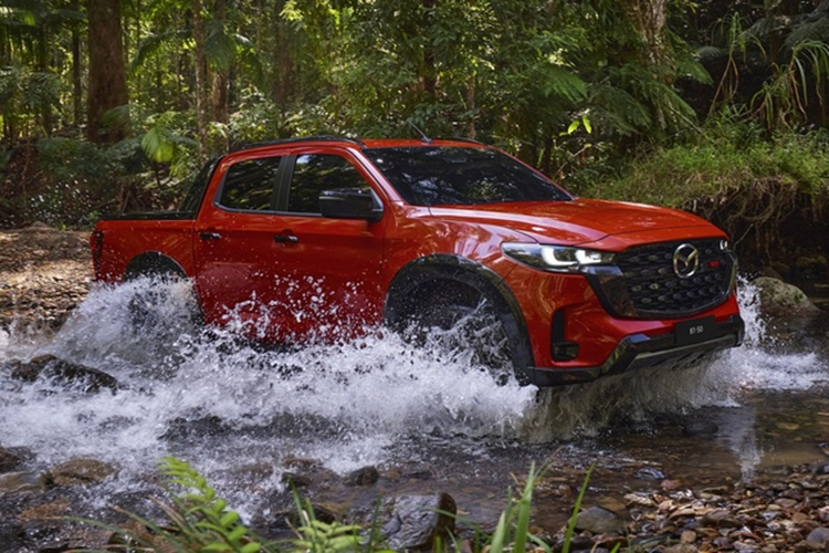 Ở khu vực bên sườn, mẫu xe bán tải này không có gì thay đổi về mặt thiết kế, trừ vành la-zăng. Bộ vành này có thiết kế đa chấu và sơn màu đen khỏe khoắn. Thay đổi còn lại của xe nằm ở cửa cốp sau và cụm đèn hậu mới.