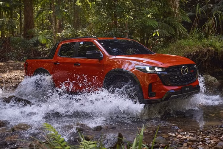 Ở khu vực bên sườn, mẫu xe bán tải này không có gì thay đổi về mặt thiết kế, trừ vành la-zăng. Bộ vành này có thiết kế đa chấu và sơn màu đen khỏe khoắn. Thay đổi còn lại của xe nằm ở cửa cốp sau và cụm đèn hậu mới.