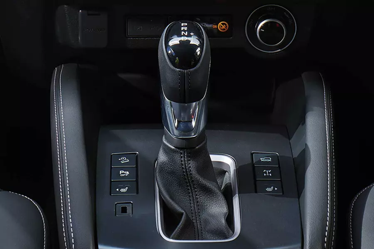 Các tính năng chính của hệ thống thông tin giải trí được chỉnh bằng nút cảm ứng thay vì phím vật lý. Thêm vào đó là cổng sạc USB Type C và phím cơ chỉnh âm lượng/radio cải tiến. Trang bị an toàn của Mazda BT-50 2025 cũng được nâng cấp với những tính năng mới.