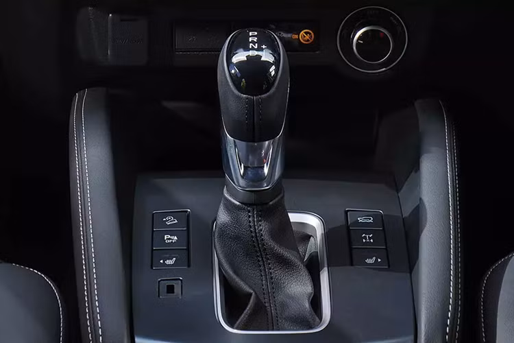 Các tính năng chính của hệ thống thông tin giải trí được chỉnh bằng nút cảm ứng thay vì phím vật lý. Thêm vào đó là cổng sạc USB Type C và phím cơ chỉnh âm lượng/radio cải tiến. Trang bị an toàn của Mazda BT-50 2025 cũng được nâng cấp với những tính năng mới.