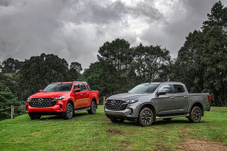 Trong khi đó, hệ thống hỗ trợ giữ làn đường giờ đây có thể phát hiện lề đường dù không có vạch kẻ. Nằm bên dưới nắp ca-pô của Mazda BT-50 2024 ở thị trường Thái Lan dự kiến là 2 tùy chọn động cơ.