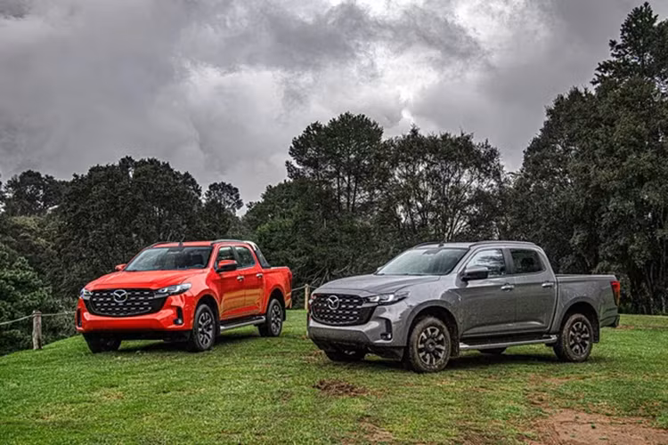 Trong khi đó, hệ thống hỗ trợ giữ làn đường giờ đây có thể phát hiện lề đường dù không có vạch kẻ. Nằm bên dưới nắp ca-pô của Mazda BT-50 2024 ở thị trường Thái Lan dự kiến là 2 tùy chọn động cơ.