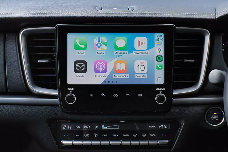 Tiếp theo đó là bảng đồng hồ analog với màn hình đa thông tin 7 inch, hiển thị những thông tin lái như công-tơ-mét, nhiên liệu và vòng tua máy. Những thông tin như góc nghiêng thực tế của vô lăng và tình trạng của hệ thống cảnh báo áp suất lốp lại được hiển thị qua màn hình thông tin giải trí.