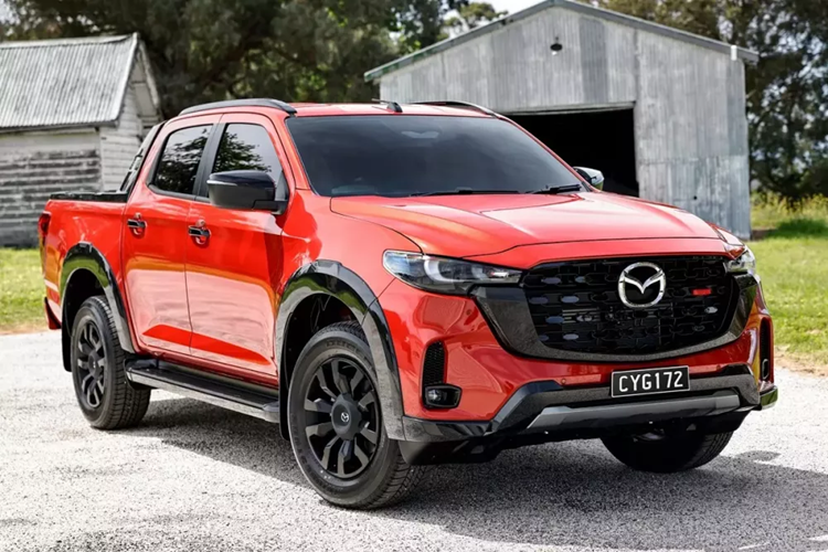 Qua hình ảnh do hãng Mazda tung ra, có thể thấy BT-50 phiên bản mới sở hữu thiết kế tương tự xe dành cho thị trường Úc. Theo đó, bán tải Mazda BT-50 2025 được bổ sung khu vực đầu xe mới với lưới tản nhiệt thể thao hơn. Lưới tản nhiệt này được sơn màu đen bóng và có điểm nhấn màu đỏ tương phản, tương tự CX-5 cũng như Mazda2.