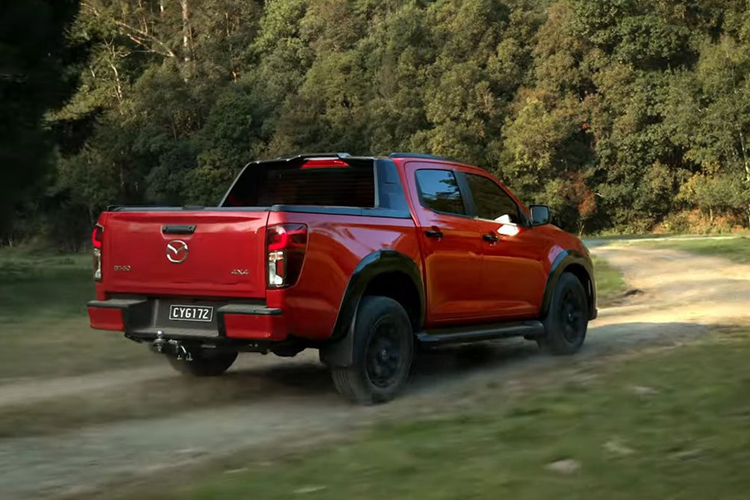 Xe có hệ thống phanh khẩn cấp tự động nâng cấp với camera âm thanh nổi mới, cho phép phát hiện thêm cả mô tô và người đi bộ ở giao lộ. Camera lùi của xe đi kèm mặt kính được phủ một lớp film chống nước, mang đến hình ảnh rõ ràng hơn trong điều kiện thời tiết ẩm ướt.