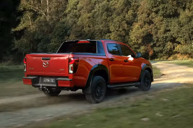 Xe có hệ thống phanh khẩn cấp tự động nâng cấp với camera âm thanh nổi mới, cho phép phát hiện thêm cả mô tô và người đi bộ ở giao lộ. Camera lùi của xe đi kèm mặt kính được phủ một lớp film chống nước, mang đến hình ảnh rõ ràng hơn trong điều kiện thời tiết ẩm ướt.