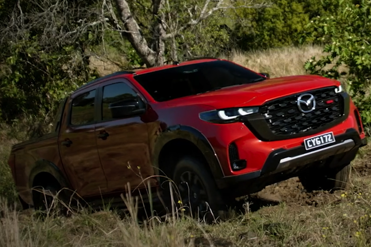 Đầu tiên là động cơ diesel 4 xi-lanh, tăng áp, dung tích 2.2L với công suất tối đa 163 mã lực. Thứ hai là động cơ diesel tăng áp, dung tích 3.0L, tạo ra công suất tối đa 190 mã lực. Động cơ đi kèm với hộp số sàn 6 cấp, hộp số tự động 6 cấp hoặc hộp số tự động 8 cấp.