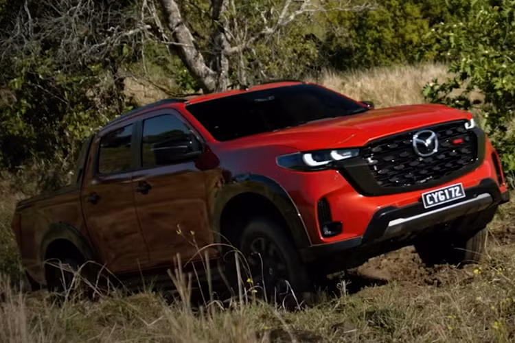 Đầu tiên là động cơ diesel 4 xi-lanh, tăng áp, dung tích 2.2L với công suất tối đa 163 mã lực. Thứ hai là động cơ diesel tăng áp, dung tích 3.0L, tạo ra công suất tối đa 190 mã lực. Động cơ đi kèm với hộp số sàn 6 cấp, hộp số tự động 6 cấp hoặc hộp số tự động 8 cấp.