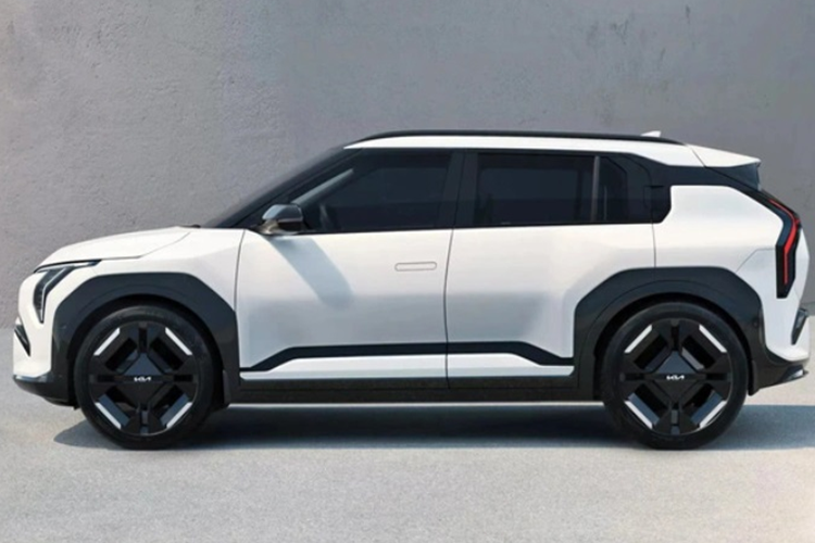 Nhưng cũng có những nét riêng như đèn pha LED thực tiễn hơn, cột bên dày dặn hơn, gương bên truyền thống và cản trước/sau mới. Kia còn hé lộ luôn EV3 bản GT-Line thể thao dùng cản trước/sau cá tính hơn, đi kèm mâm hợp kim khác biệt.