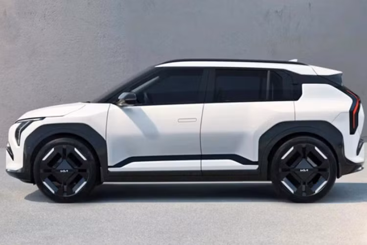 Nhưng cũng có những nét riêng như đèn pha LED thực tiễn hơn, cột bên dày dặn hơn, gương bên truyền thống và cản trước/sau mới. Kia còn hé lộ luôn EV3 bản GT-Line thể thao dùng cản trước/sau cá tính hơn, đi kèm mâm hợp kim khác biệt.