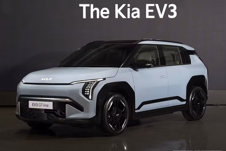 Kia cung cấp cho người dùng Kia EV3 hai tùy chọn gói pin. Bản tiêu chuẩn dùng pin 58,3 kWh và bản Long Range dùng pin 81,4 kWh cho phạm vi hoạt động 600 km. Bản gói pin lớn hỗ trợ sạc nhanh DC từ 10% lên 80% chỉ trong 31 phút với bộ sạc 128 kW.