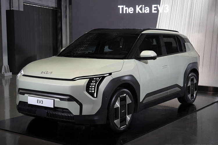 Sau EV3, Kia dự kiến sẽ tung ra EV4. Đây sẽ là mẫu sedan điện giá rẻ của Kia. EV4 dự kiến sẽ ra mắt vào năm sau với giá khởi điểm khoảng 35.000 USD (tương đương 889 triệu đồng).