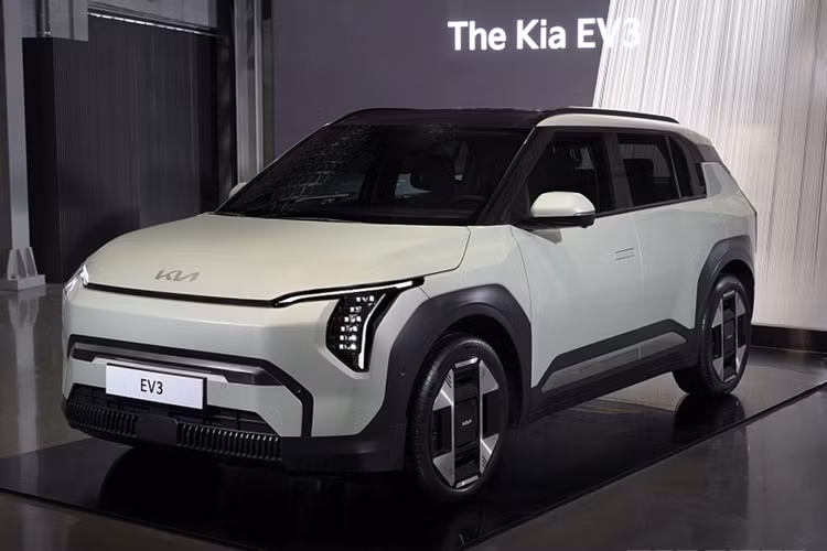 Sau EV3, Kia dự kiến sẽ tung ra EV4. Đây sẽ là mẫu sedan điện giá rẻ của Kia. EV4 dự kiến sẽ ra mắt vào năm sau với giá khởi điểm khoảng 35.000 USD (tương đương 889 triệu đồng).