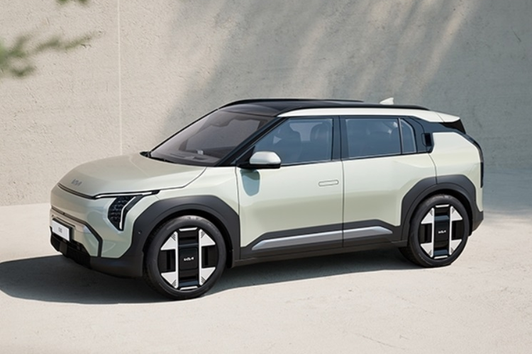 Mẫu xe SUV điện Kia EV3 sở hữu kích thước chiều dài 4.300 mm, rộng 1.850 mm, cao 1.560 mm và dài cơ sở 2.680 mm. Với kích thước này, Kia EV3 được định vị ở phân khúc SUV/CUV cỡ B, cạnh tranh cùng Peugeot e-2008 và Volvo EX30. Xe sở hữu phong cách hiện đại và ấn tượng tương tự đàn anh EV9.