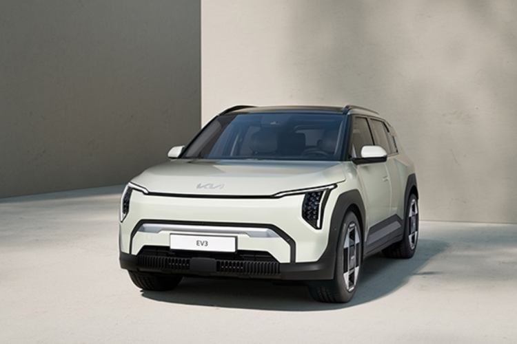 Theo đó, Kia EV3 2024 chạy điện phiên bản tiêu chuẩn có mức giá khởi điểm từ 30.700 USD (tương đương 780 triệu đồng). Trong khi đó, bản Earth có giá 33.400 USD (khoảng 848 triệu đồng) và bản GT Line, Long Range có giá 34.100 USD (866 triệu đồng).