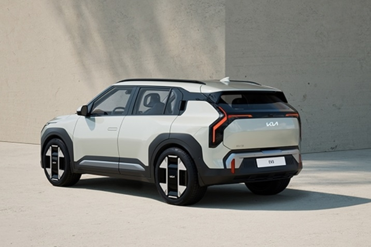 Nội thất cấu hình 5 chỗ, dung tích khoang hành lý 460 lít. Bên trong khoang cabin của xe sử dụng nhiều chất liệu thân thiện với môi trường như ghế xe được làm từ vi sợi tự nhiên với cấu trúc cực vững chắc trong khi cụm điều khiển trung tâm làm từ rễ nấm đã qua xử lý đặc biệt.