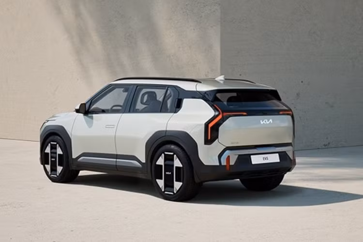 Nội thất cấu hình 5 chỗ, dung tích khoang hành lý 460 lít. Bên trong khoang cabin của xe sử dụng nhiều chất liệu thân thiện với môi trường như ghế xe được làm từ vi sợi tự nhiên với cấu trúc cực vững chắc trong khi cụm điều khiển trung tâm làm từ rễ nấm đã qua xử lý đặc biệt.