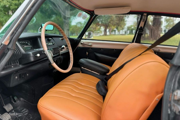 DS 19 nổi bật với thiết kế cách mạng và công nghệ chưa từng có vào thời điểm đó. Đây là mẫu xe đầu tiên sử dụng hệ thống treo thủy lực mang lại trải nghiệm lái xe êm ái và vượt trội. Hệ thống này tích hợp các tính năng trợ lực cho lái, phanh và giảm xóc.