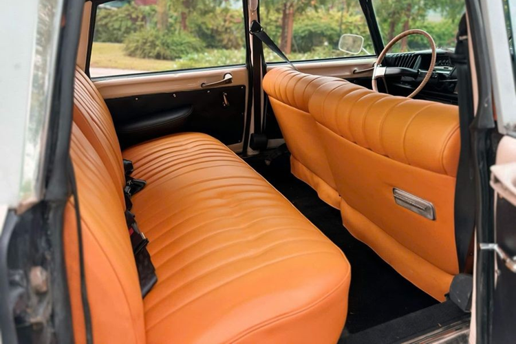 Đặc biệt, DS 19 sở hữu hộp số bán tự động "Citromatic", hoạt động nhờ các piston điều khiển thủy lực dưới nắp hộp số. Công nghệ này không chỉ giúp vận hành mượt mà hơn mà còn đặt nền móng cho các mẫu xe Citroen sau này như SM, GS, CX, BX, XM và Xantia.