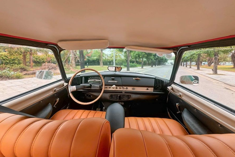 Vào năm 1959, giá xe Citroen DS 19 là 2.833 USD, tương đương khoảng 29.000 USD bây giờ (khoảng 730 triệu đồng vào năm 2024). Đây là mức giá hợp lý cho một mẫu xe tiên tiến với những công nghệ đi trước thời đại.