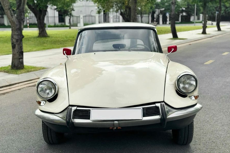 Dù đã hơn 50 năm tuổi, chiếc xe Citroen DS 19 hàng hiếm vẫn giữ được ngoại hình ấn tượng với độ mới đáng kinh ngạc. Điều này cho thấy sức hấp dẫn bền bỉ của mẫu xe cổ điển không chỉ ở thiết kế mà còn ở giá trị lịch sử mà chiếc xe mang lại.