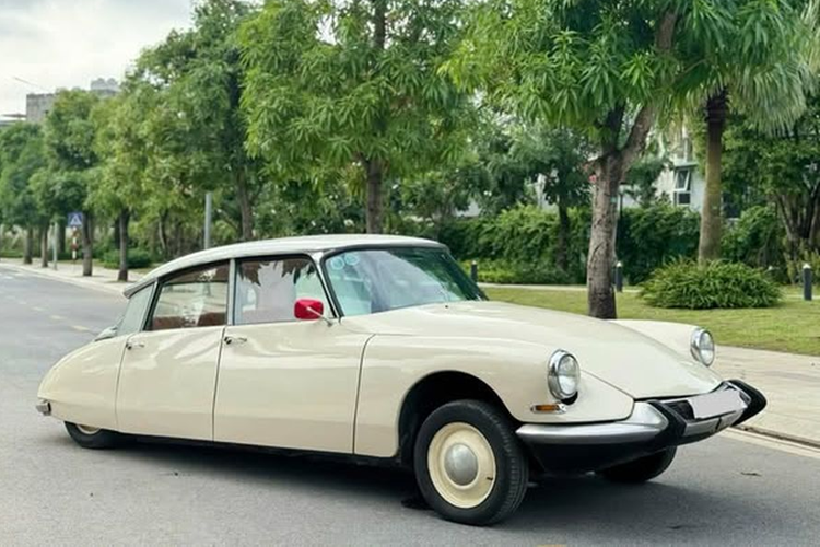 Ra đời từ năm 1955 và sản xuất đến năm 1975, Citroen DS 19 cổ điển đã ghi dấu ấn sâu đậm trong lịch sử ngành công nghiệp ôtô. Với thiết kế đột phá và công nghệ tiên phong, mẫu xe trở thành một biểu tượng của nước Pháp, đồng thời là một trong những dòng xe bán chạy nhất của Citroen.