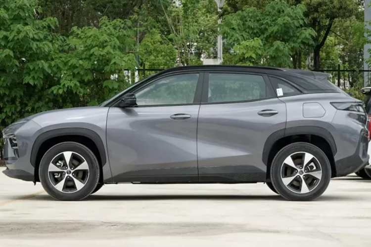 Chery eQ7 2025 của Trung Quốc được định vị là một chiếc SUV cỡ trung, với kích thước thân xe bao gồm chiều dài, chiều rộng và chiều cao lần lượt sẽ là 4675/1910/1660 mm và chiều dài cơ sở là 2830 mm. Trọng lượng không tải là 1.769 kg.