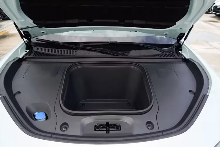 Ngoài ra, Chery eQ7 2025 còn được trang bị hệ thống quản lý nhiệt pin thông minh và chức năng xả điện bên ngoài. Với chế độ sạc nhanh, chiếc SUV này chỉ mất 30 phút để sạc đầy pin từ 30% đến 80%; trong khi sạc chậm mất 8 giờ.