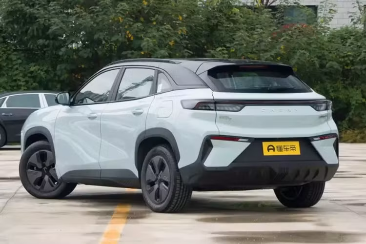 Ngoài ra, các cấu hình mới bao gồm cảm biến đỗ xe phía trước, cửa sau điện và kính cách âm trên kính chắn gió phía trước cũng được bổ sung. Số lượng loa cũng tăng từ bốn lên tám. Phiên bản Changyou còn được trang bị cốp trước có dung tích chứa đồ 40 lít.