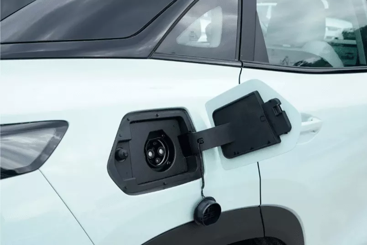 Không có thay đổi nào về ngoại hình của chiếc xe Chery eQ7 2025, với mặt trước khép kín, đèn pha tách đôi, logo Chery khảm ở giữa, tay nắm cửa thông thường và đèn hậu xuyên suốt.