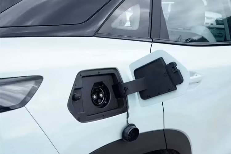 Không có thay đổi nào về ngoại hình của chiếc xe Chery eQ7 2025, với mặt trước khép kín, đèn pha tách đôi, logo Chery khảm ở giữa, tay nắm cửa thông thường và đèn hậu xuyên suốt.