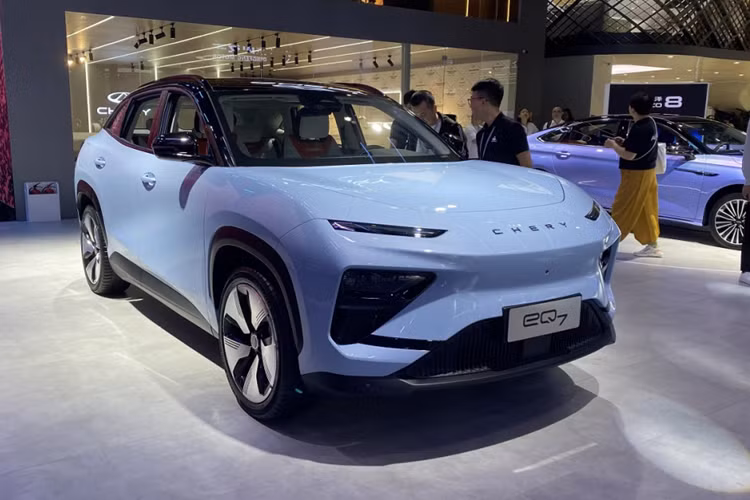 Bố cục nội thất của xe Chery eQ7 2025 cũng được trang bị màn hình kép nổi gồm bảng điều khiển LCD 12,3 inch và màn hình điều khiển trung tâm 12,3 inch, vô lăng ba chấu đáy phẳng bọc da. Phiên bản Ziyou cung cấp các cấu hình như màn hình hiển thị áp suất lốp, cảm biến đỗ xe phía sau, kiểm soát hành trình, điều chỉnh điện/thông gió/sưởi ấm ghế lái và nhận dạng giọng nói.