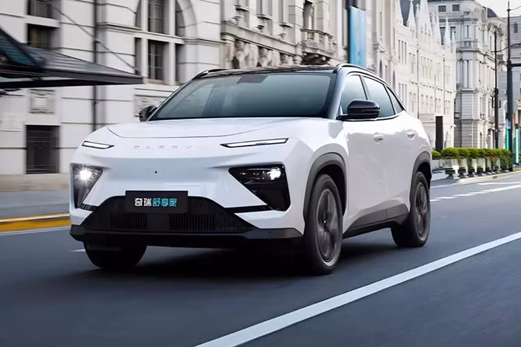 Ngoài các cấu hình của Ziyou Edition, Chery eQ7 Changyou Edition còn bổ sung thêm túi khí rèm bên, cảnh báo va chạm phía trước, cảnh báo chệch làn đường, nhận dạng biển báo giao thông, hỗ trợ chuyển làn đường, hỗ trợ giữ làn đường và phanh khẩn cấp tự động.