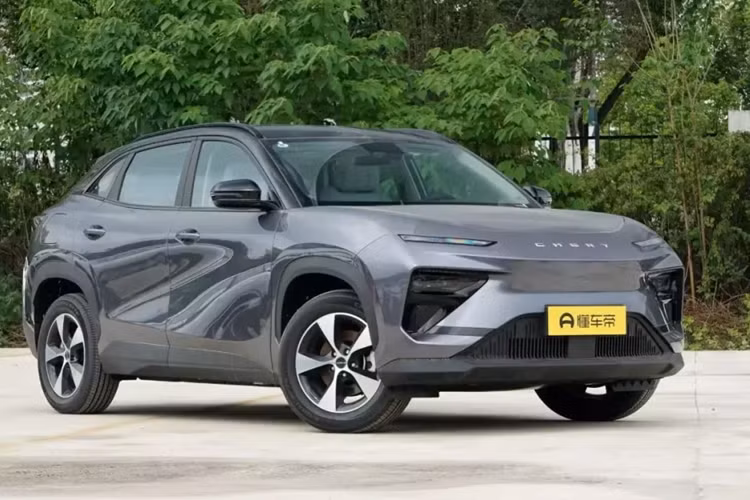 Trước đó, dòng xe SUV điện Chery eQ7 này có 9 phiên bản được bán ra. Hai phiên bản mới ra mắt lần này sẽ kết hợp các cấu hình hiện có, nâng số bản xe Chery eQ7 lên thành 11. Để tham khảo, chín phiên bản hiện tại có giá dao động từ 129.900 – 172.900 nhân dân tệ (18.200 – 24.000 USD), tương đương 422 triệu đồng đến 561 triệu đồng.