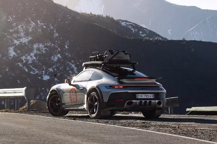 Porsche 911 Dakar của tay chơi Việt sử dụng khối động cơ xăng 6 xi-lanh thẳng hàng, tăng áp kép, dung tích 3.0 lít, sản sinh công suất tối đa 473 mã lực và mô-men xoắn cực đại 570 Nm.