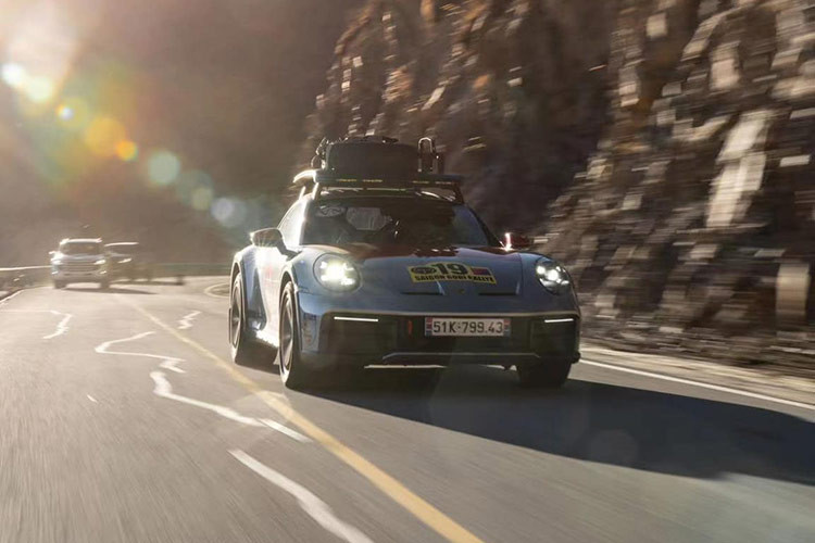 Thích thì xin visa đi hết thì về hôm nay lên lịch ngày mai và tin tưởng là đi với tay chơi thì chắc là vui, thế nhé", chủ xe Porsche 911 Dakar chia sẻ về hành trình phượt lần này của mình.