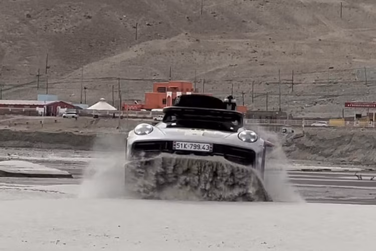 Nghỉ ngơi vài tháng, mới đây, đại gia này lại lái Porsche 911 Dakar đến Đà Nẵng, và sau đó lại sang Trung Quốc cho hành trình 5 không kể trên.