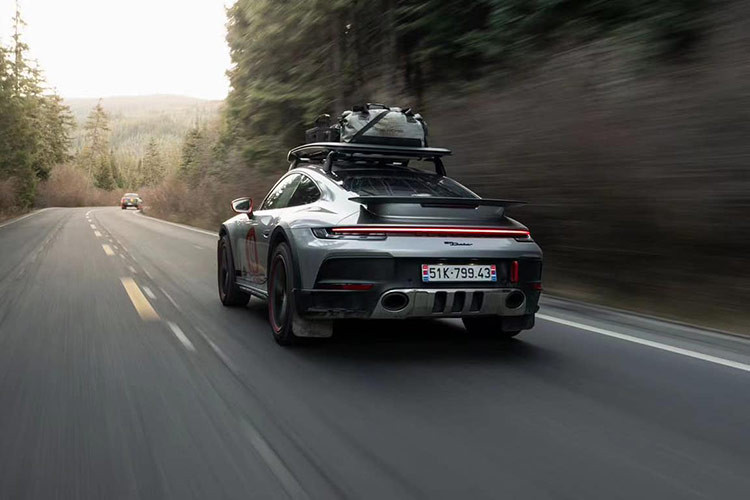 Được biết, chiếc xe Porsche 911 Dakar này chỉ mới bàn giao cho anh được 10 tháng, nhưng đã trải qua 2 hành trình dài ấn tượng, đầu tiên, chỉ vài ngày sau khi bàn giao, tay chơi này đã nhanh chóng lái xe ra Đà Nẵng, làm các thủ tục để trước khi sang Trung Quốc, đi hơn 3 tháng, với quãng đường gần 33.000 km.