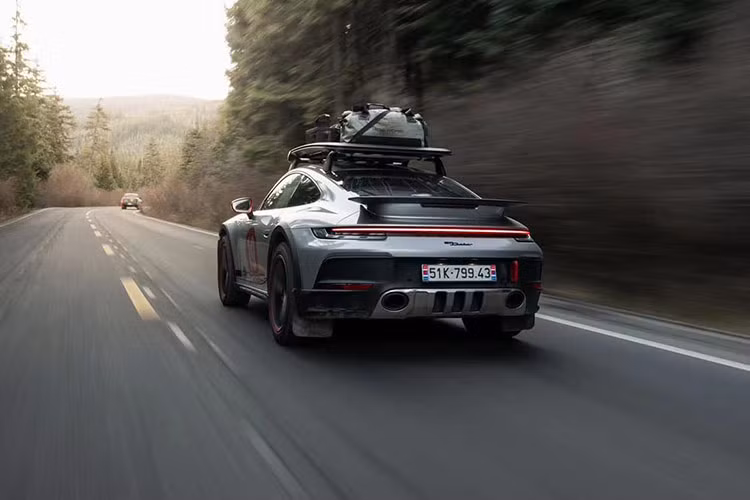 Được biết, chiếc xe Porsche 911 Dakar này chỉ mới bàn giao cho anh được 10 tháng, nhưng đã trải qua 2 hành trình dài ấn tượng, đầu tiên, chỉ vài ngày sau khi bàn giao, tay chơi này đã nhanh chóng lái xe ra Đà Nẵng, làm các thủ tục để trước khi sang Trung Quốc, đi hơn 3 tháng, với quãng đường gần 33.000 km.